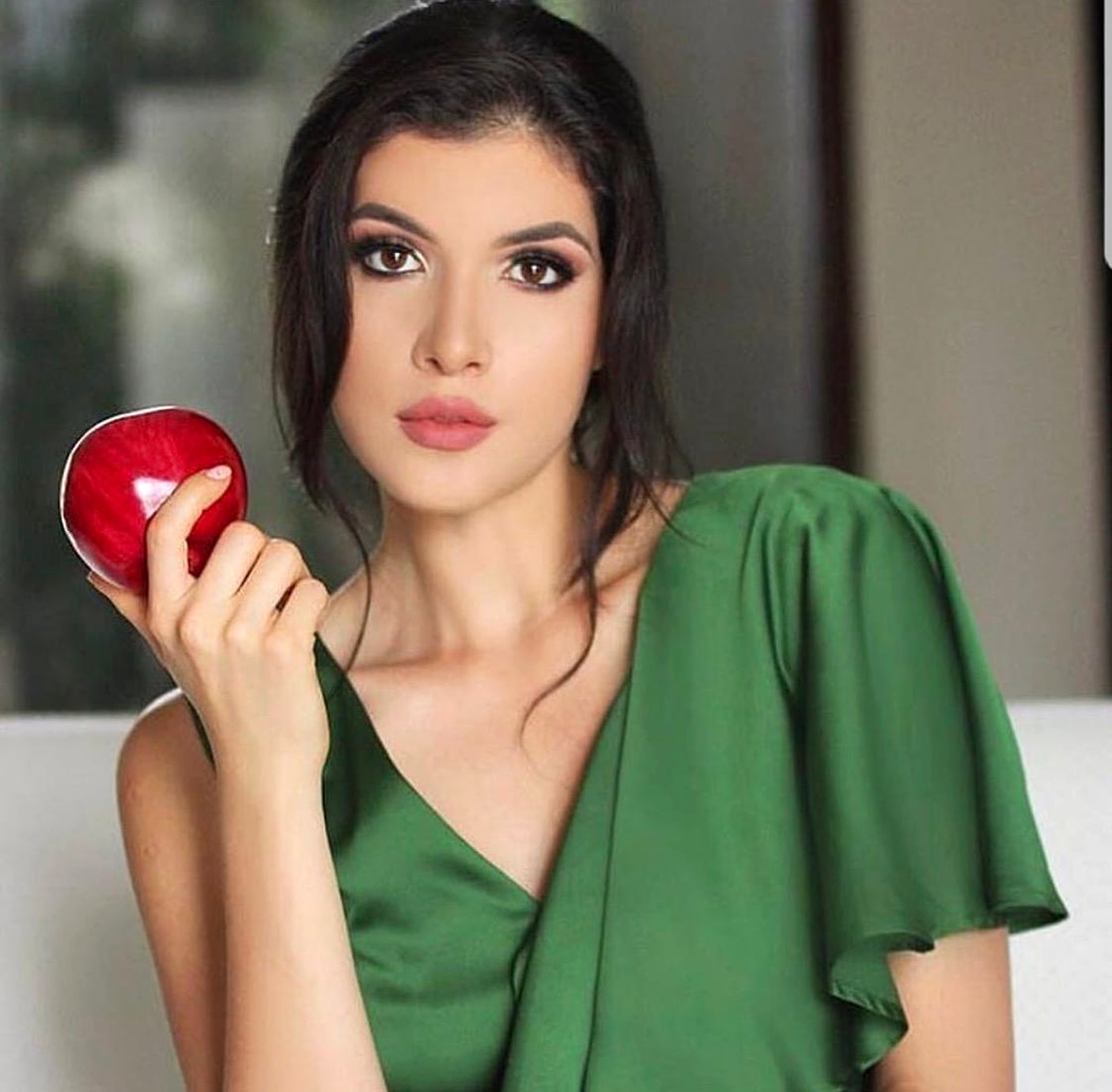 Retrato beauty con vestido verde y recogido suave