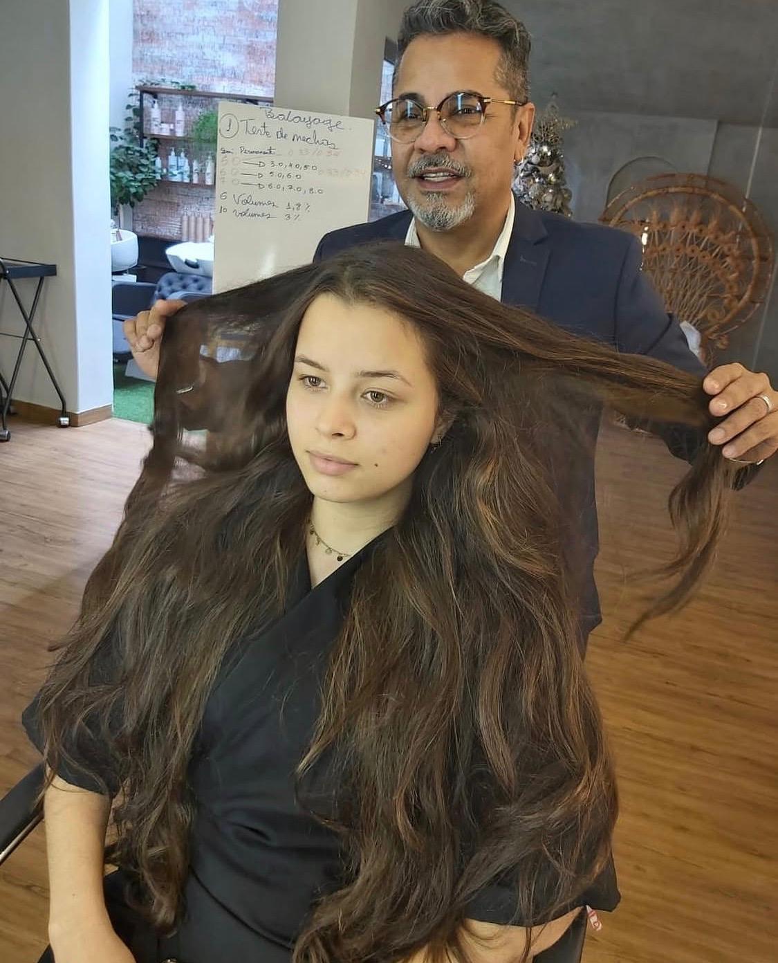Antes del trabajo de color con cabello largo castaño