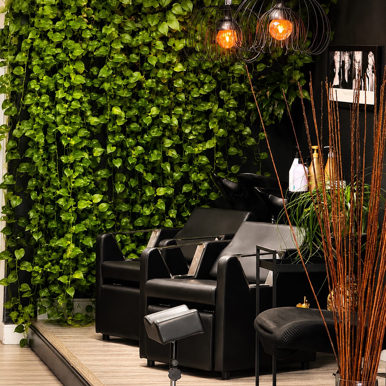 Zona verde con sillones de lavado en Designs by Antonio